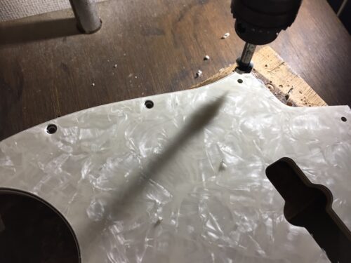 ネジ穴をあけて面取り