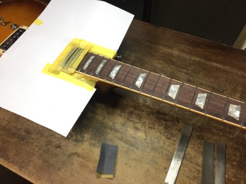 フレットを仕上げる