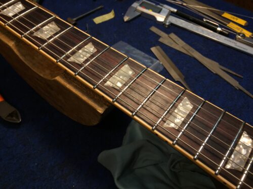 フレットがピカピカになった