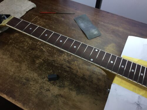 フレットを仕上げていく