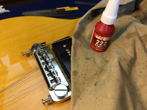 細かい部品を仮固定