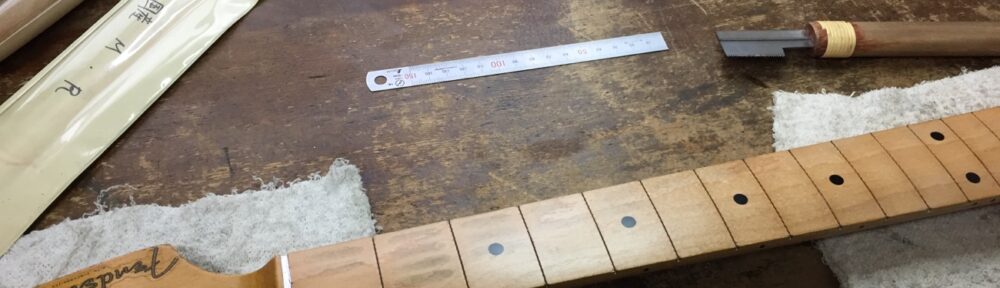 フレット溝内の塗装を掃除した