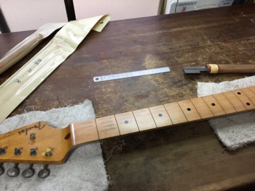 フレット溝内の塗装を掃除した