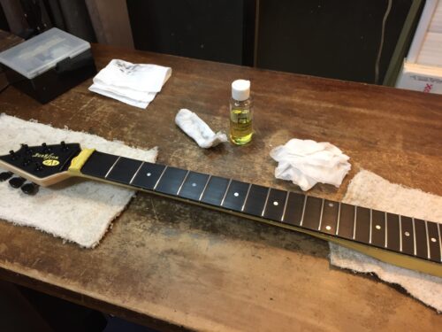 フレットを仕上げる