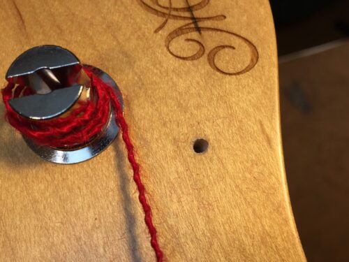 ネジ穴も斜めになっている