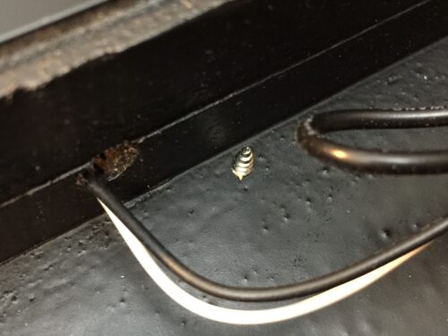 ネジが飛び出ているのはご愛敬