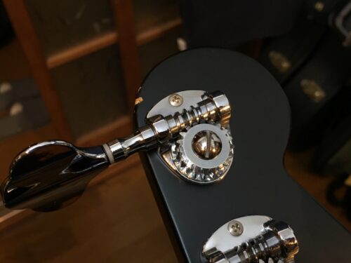 ペグのネジ位置が特殊