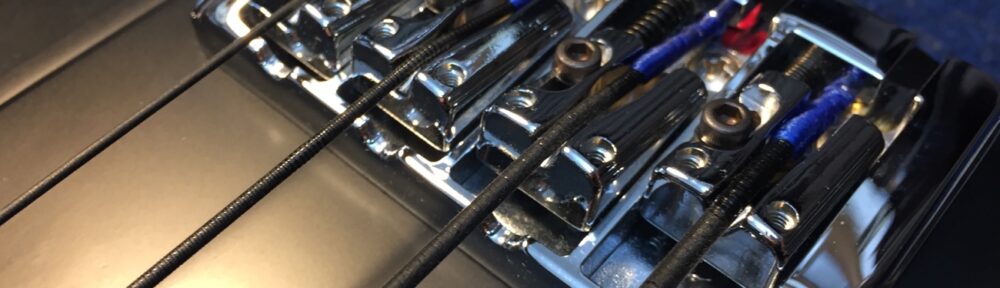 連動して弦高調整もする