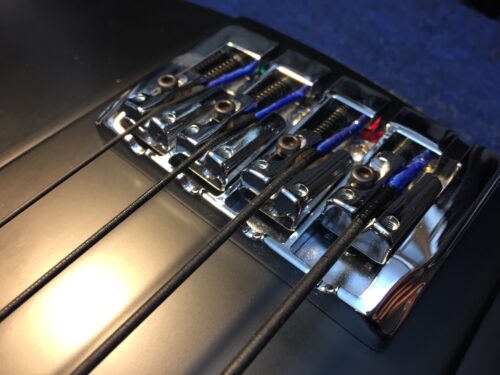 連動して弦高調整もする