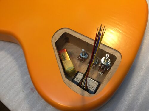 部品はこういう感じにならぶ