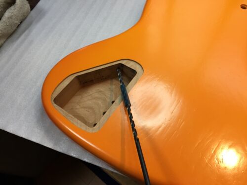 配線が通るトンネルを掘る