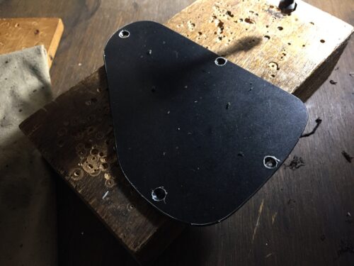 ネジ穴をあけた