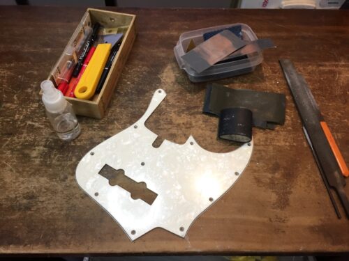 ピックガードを研磨して仕上げた