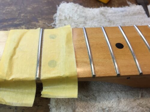 フレットの塗装を剥がす