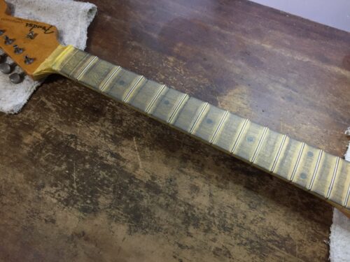 フレットを仕上げる