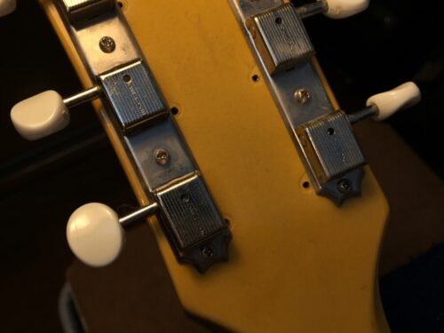 3連ペグに交換されている