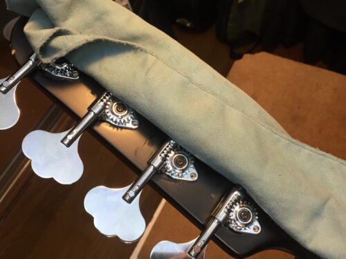 新しいネジ穴をあけていく