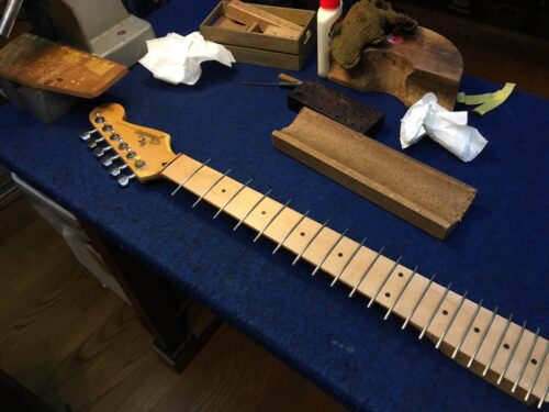 フレットを圧入した