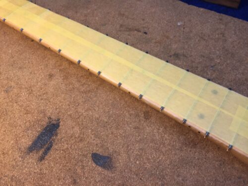 フレットの端を整えていく