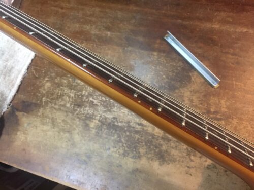 フレットをすり合わせる