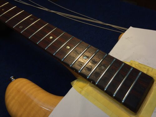 フレットを仕上げた