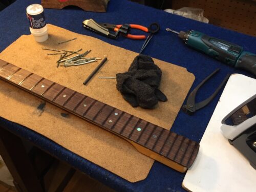 フレットを抜く