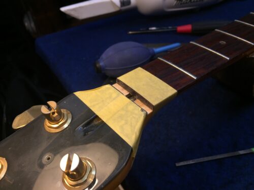 古い接着剤を清掃した