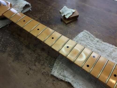 指板塗装の研磨