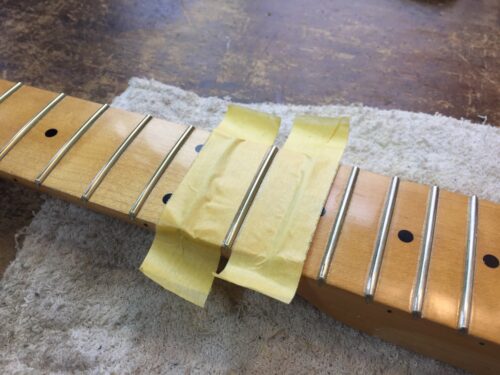 フレットの塗装を除去