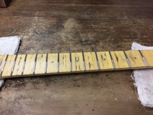 フレットを仕上げる