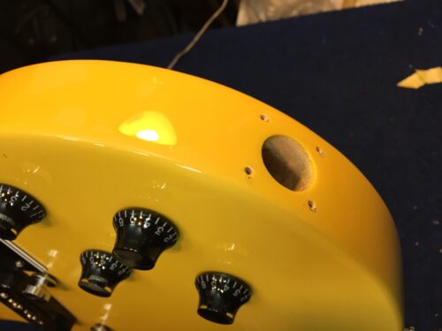 新しいネジ穴をあけた