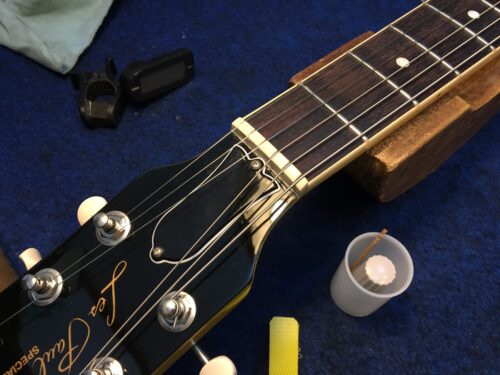 弦溝を掃除して追いグリスしておく