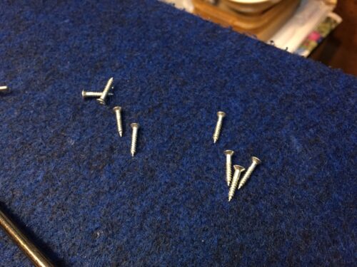 ホームセンターの皿ネジが付いている