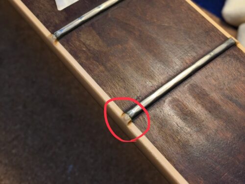 接着剤で隙間を埋めておく