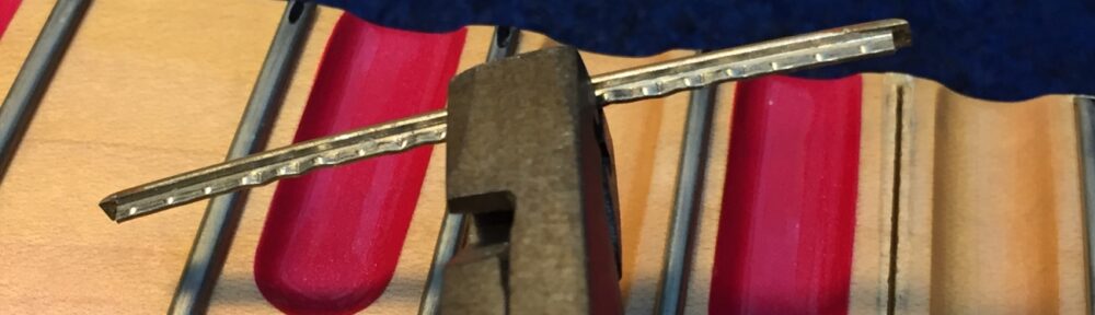 フレットのタングをギザギザにする工具