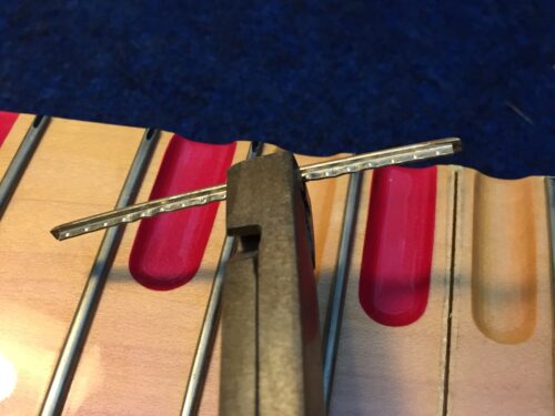 フレットのタングをギザギザにする工具