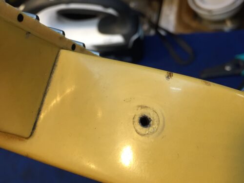 ネジ穴を補強する