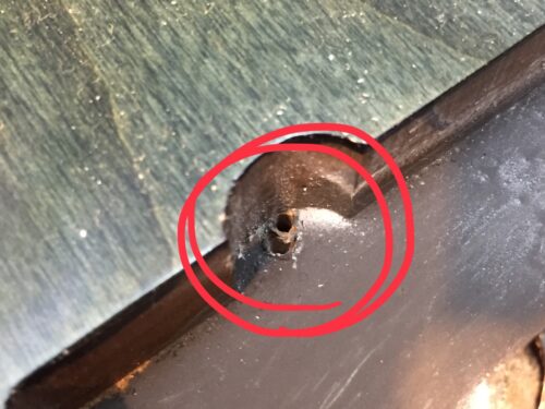 下穴以外のところにネジが入っていた