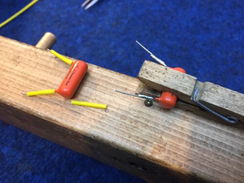 コンデンサの脚を延長する