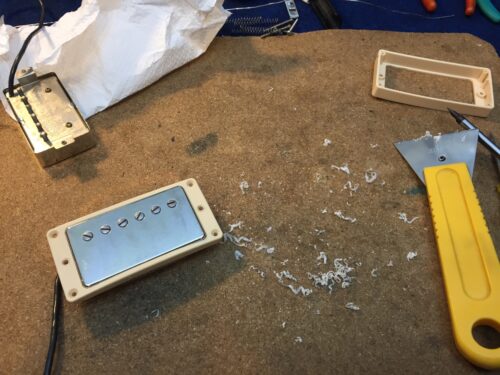 エスカッションの内側を削った